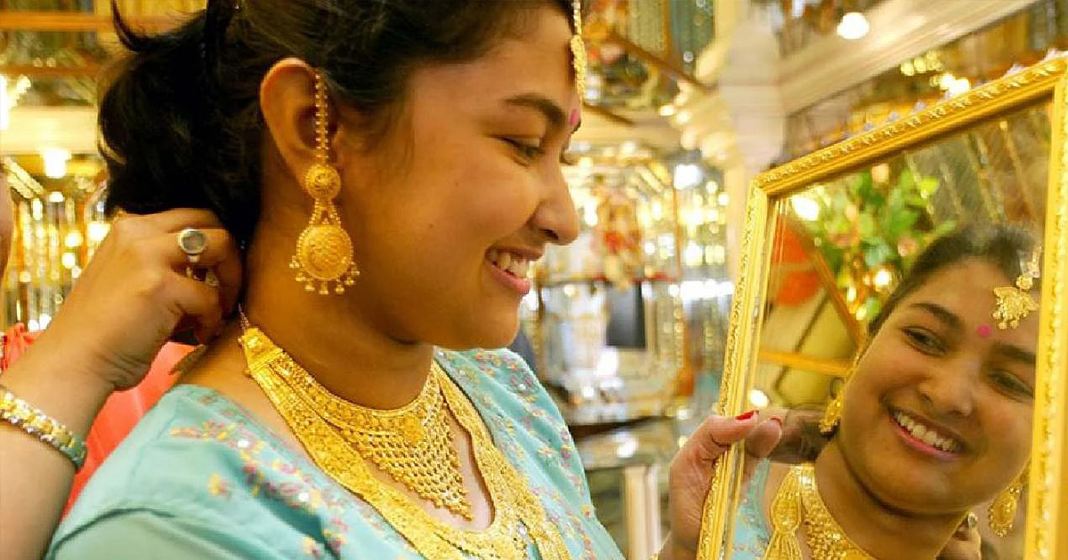 Gold, , Gold Price Today: ধনতেরাসের আগেই কমল সোনার দাম, জানুন কলকাতায় ১০ গ্রাম সোনার দাম